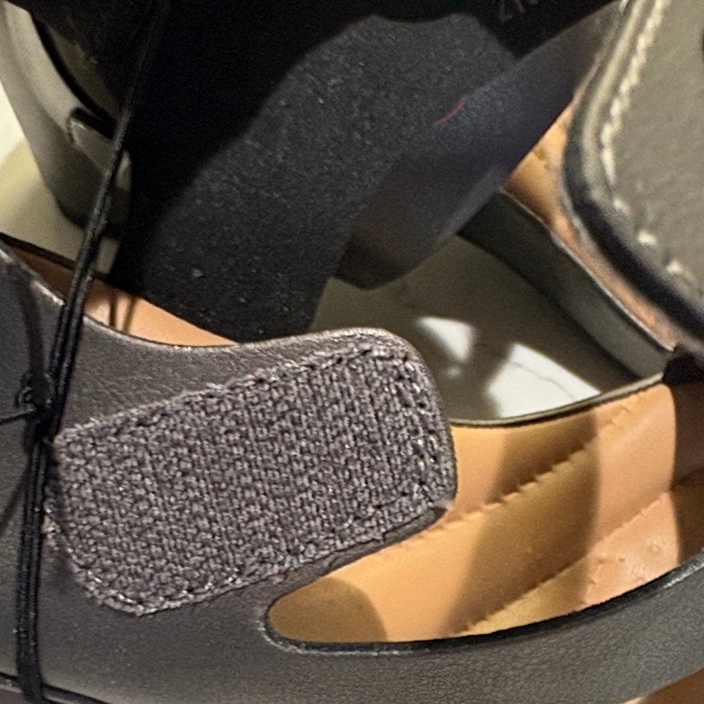 Chic  Strappy Women's Sandals New never worn - Picture 6 of 8